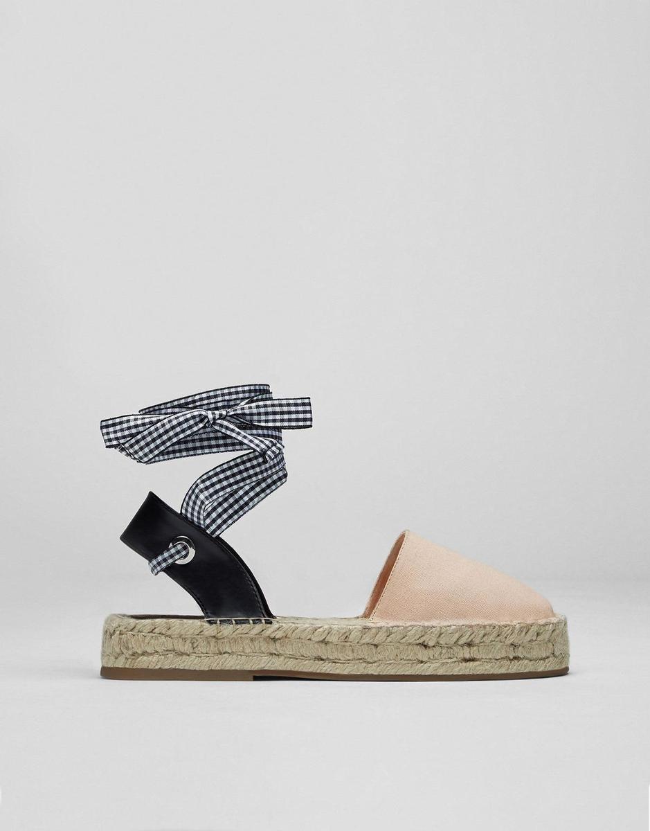 Esparteñas, el zapato estrella de la temporada: Alpargata de yute destalonada, de Pull &amp; Bear (19,99 euros)