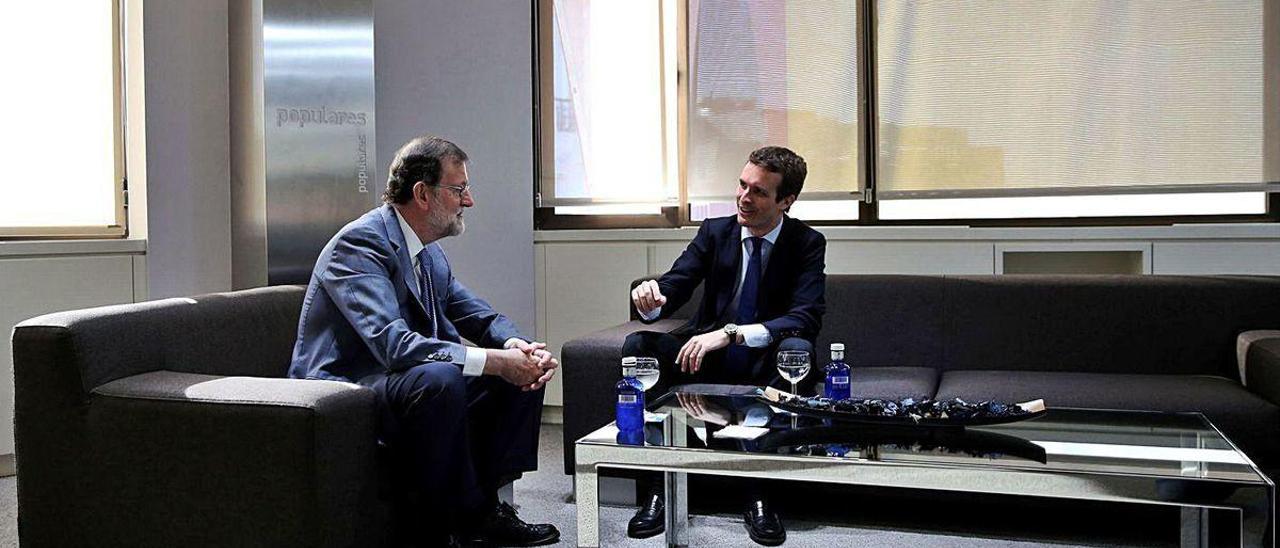 Rajoy y Casado, en una reunión en julio de 2018, tras la elección del segundo como nuevo líder del PP.