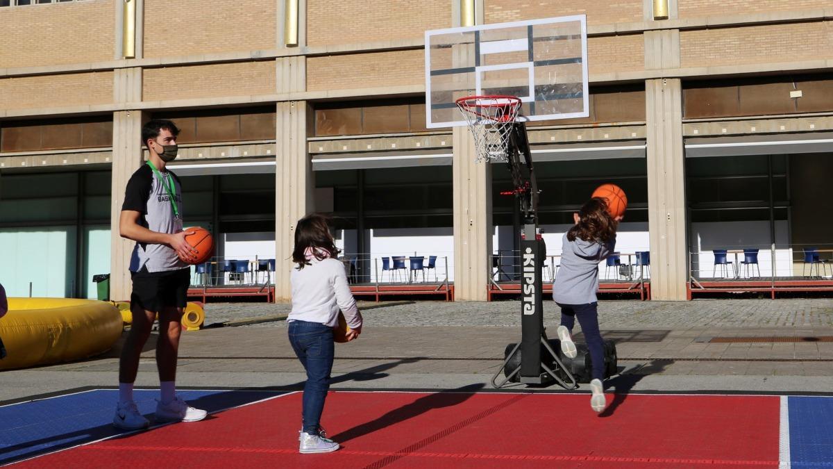 Nos proponen jugar partidos de baloncesto de 3 x 3.