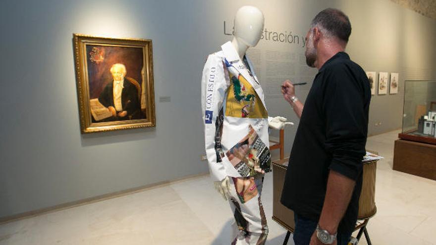 El artista retoca su maniquí.