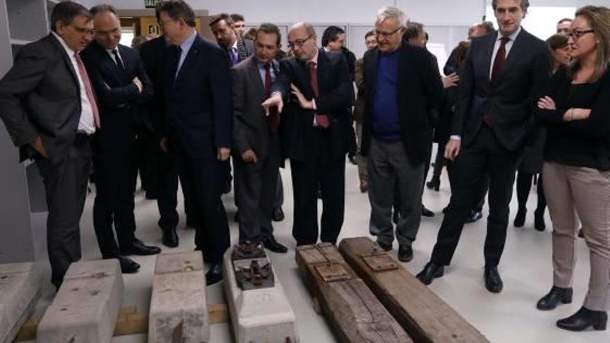 De la Serna, Puig y Ribó observan unas traviesas, en el centro de Adif.