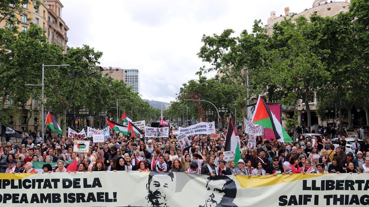 La capçalera de la manifestació al passeig de Gràcia de Barcelona per exigir l’alliberament dels dos activistes de la Flotilla retinguts per Israel