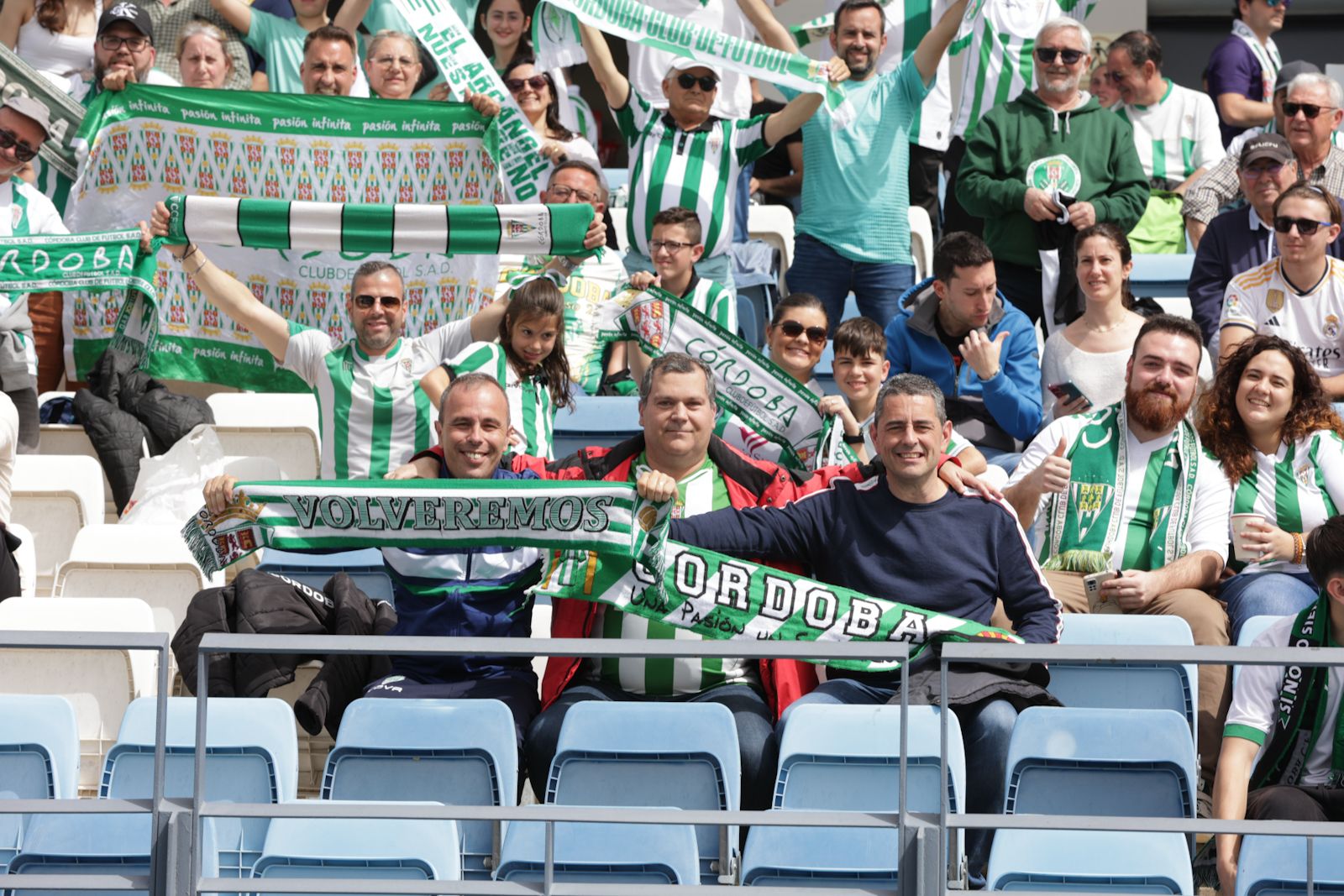 Real Madrid Castilla-Córdoba CF: las imágenes de la afición blanquiverde en el Alfredo Di Stéfano