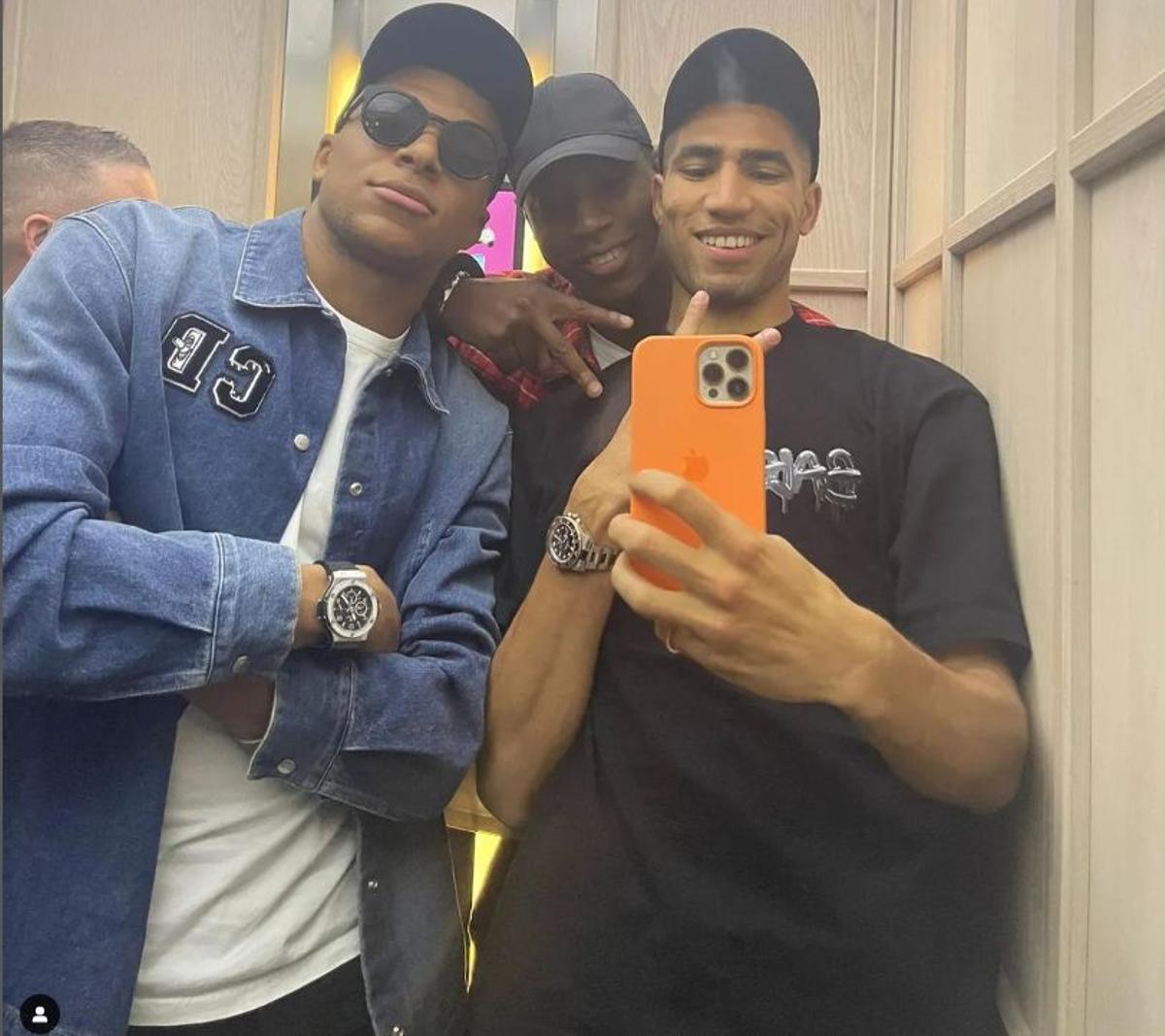 Kylian Mbappé, junto a Achraf Hakimi, en una imagen colgada por aquel / FUTBOL