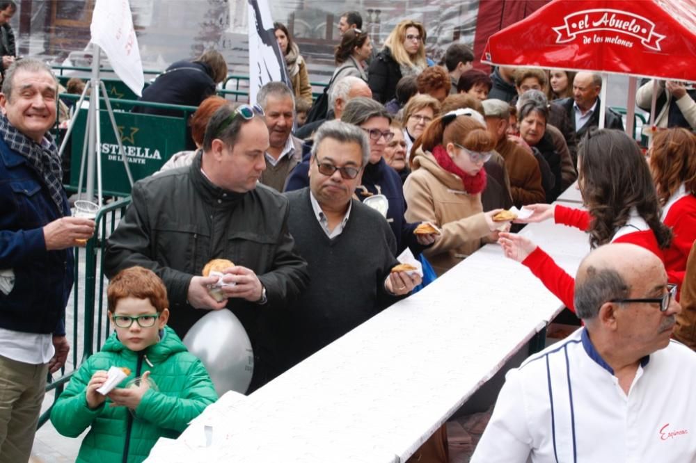 Reparto de pasteles de carne en la plaza del Romea