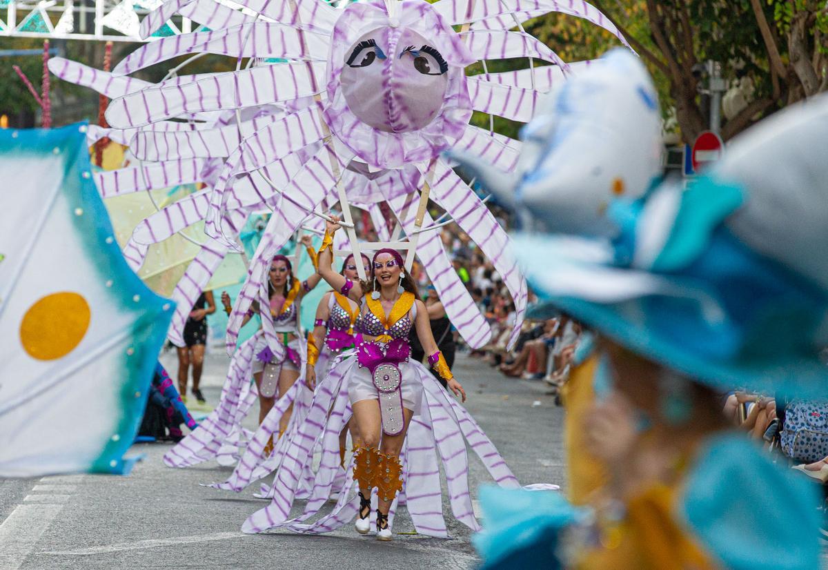 HOGUERAS 2022 | Desfile del Ninot en las calles de Alicante
