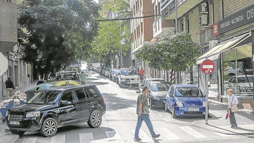 Los bomberos de Cáceres rescatan a un obrero suspendido en un séptimo piso