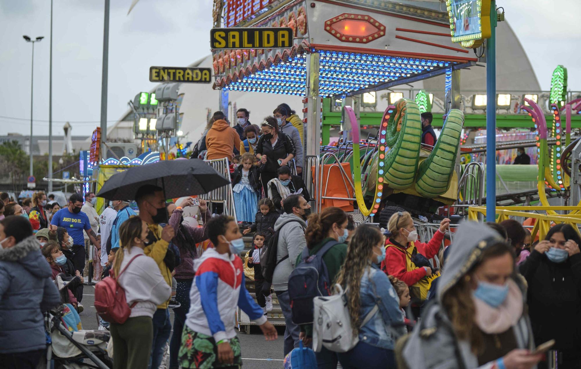 Visita al recinto de la feria de atracciones solidaria