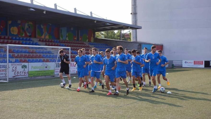 Los jugadores langreanos, realizando carrera continua en el primer entrenamiento de la pasada campaña.