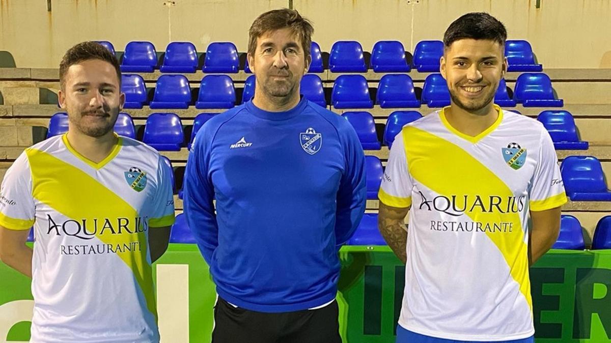 A la izquierda, Fran Rodrígues Collazo, en su presentación hace cuatro años, en el equipo mallorquín del C.D. Cala d’Or.