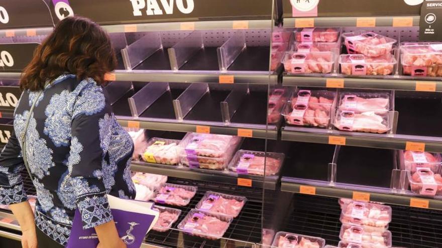 Una señora mira la sección de carnes de un Mercadona de Murcia.