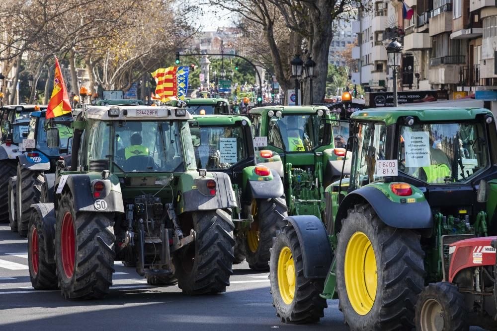 FOTOS: La tractorada de los agricultores toma València