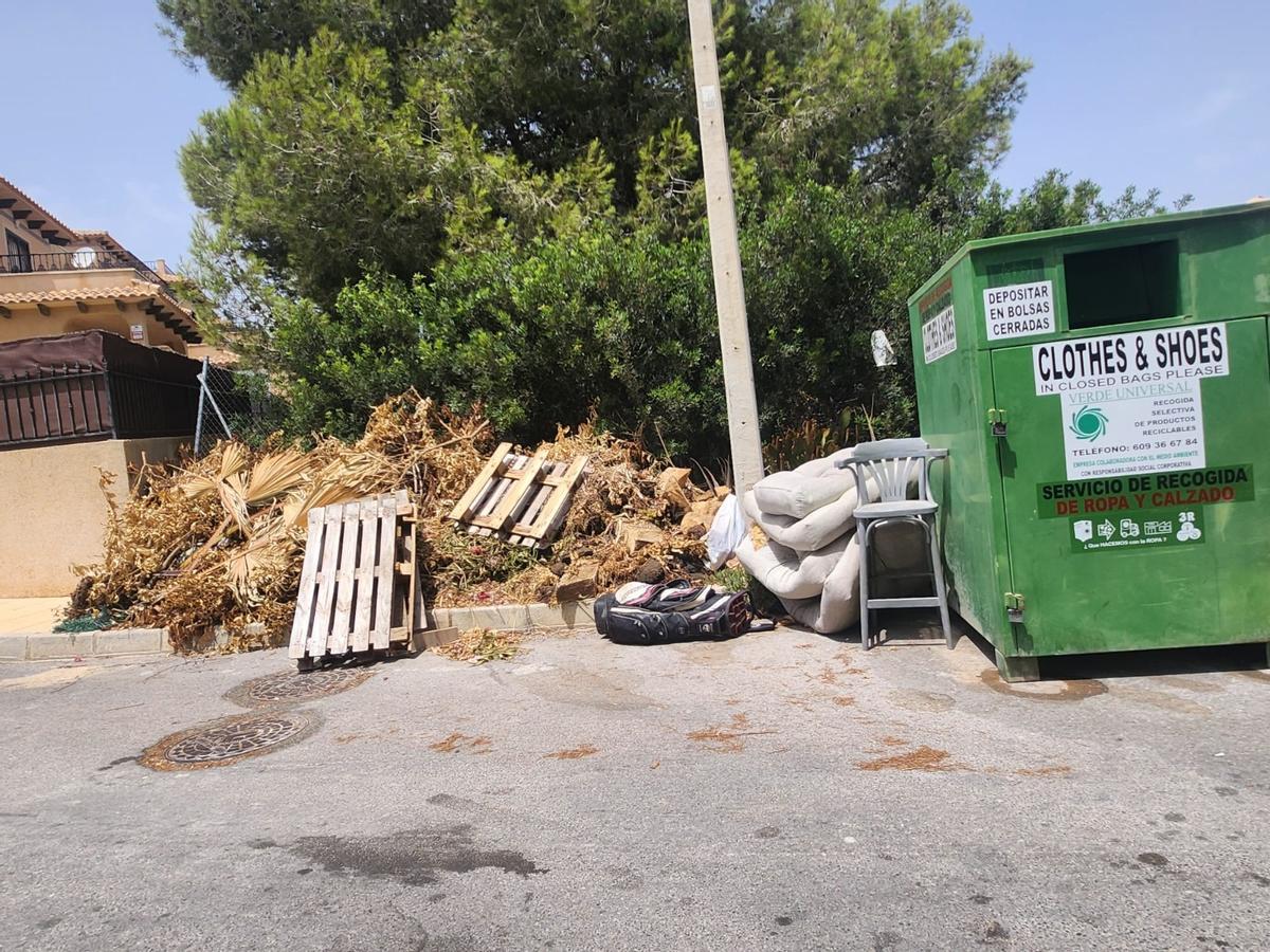 Así están los contenedores de basura de San Miguel de Salinas: hasta arriba de podas y enseres sin que Actúa los retire