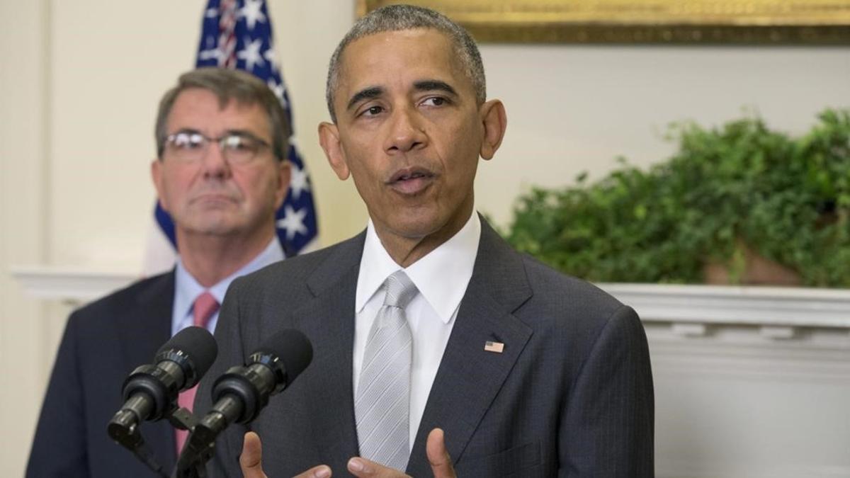 Obama (derecha), junto al jefe del Pentágono, Ash Carter, en la rueda de prensa en la Casa Blanca, este miércoles.