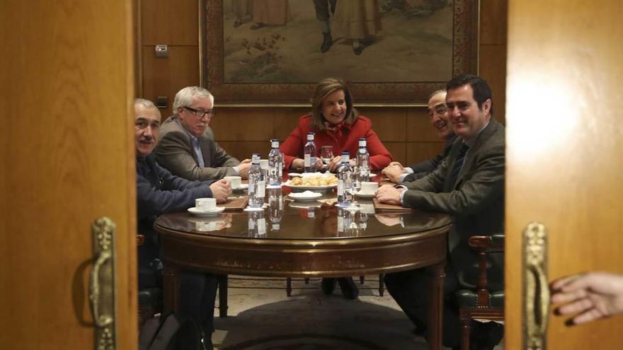 Por la izquierda, Pepe Álvarez, Ignacio Fernández Toxo, Fátima Báñez, Juan Rosell y Antonio Garamendi.