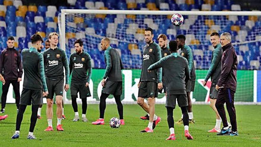 Els jugadors del Barça van fer ahir al vespre un entrenament a la gespa de San Paolo.