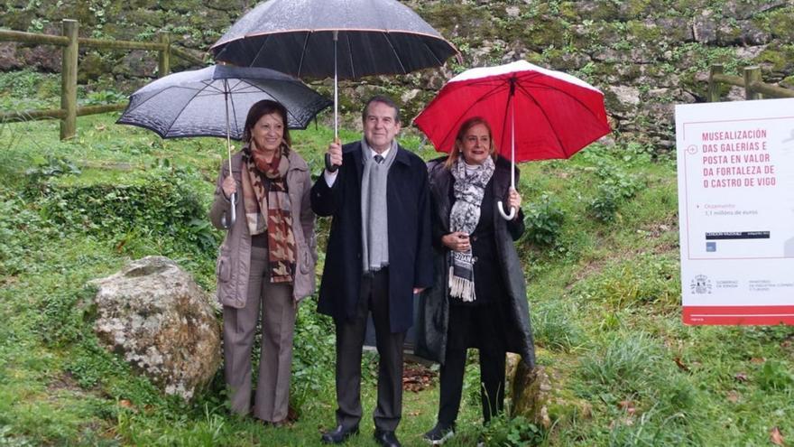 Elena Espinosa, Abel Caballero y Carmela Silva, en el inicio de obras de la musealización de O Castro | .