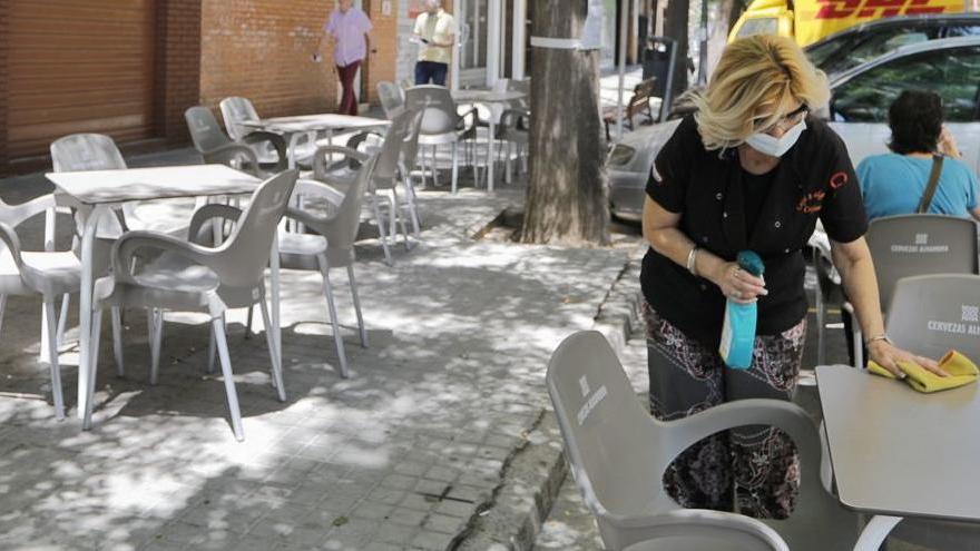 Una camarera en una terraza de Valencia.