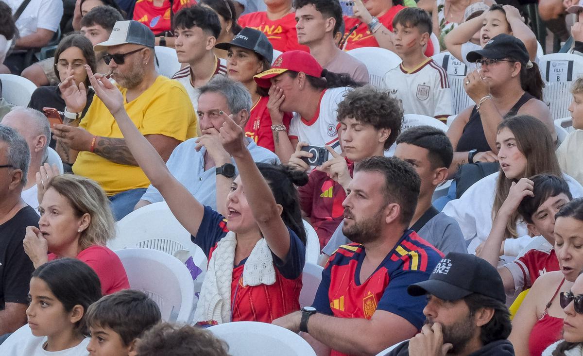 Ambiente del España-Bélgica de cuartos de final del Mundial 2026 en Plaza Don Benito Ambiente del España-Bélgica de cuartos de final del Mundial 2026 en Plaza Don Benito