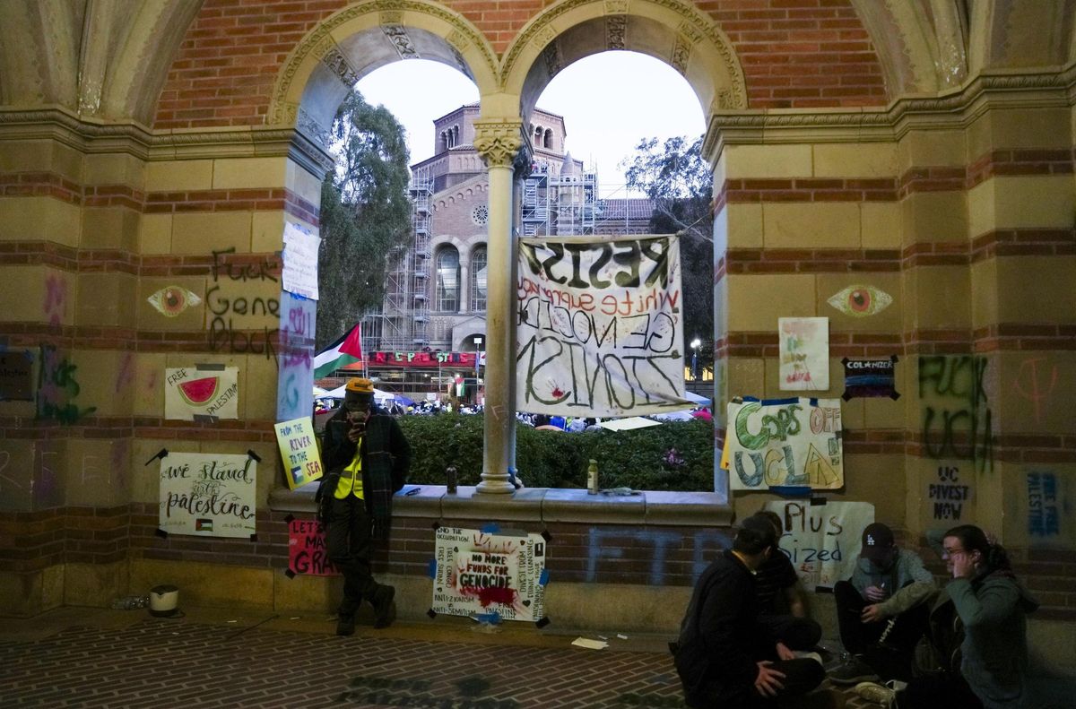 Los Angeles (United States).- People gather inside the ongoing encampment of pro-Palestinian protestors on the campus of University of California Los Angeles (UCLA) in Los Angeles, California, USA, 01 May 2024. Nationwide protests have sprung up across the country on school campuses, many calling for institutions to divest investments in Israel and in support of a ceasefire in the Gaza conflict. (Protestas) EFE/EPA/ALLISON DINNER