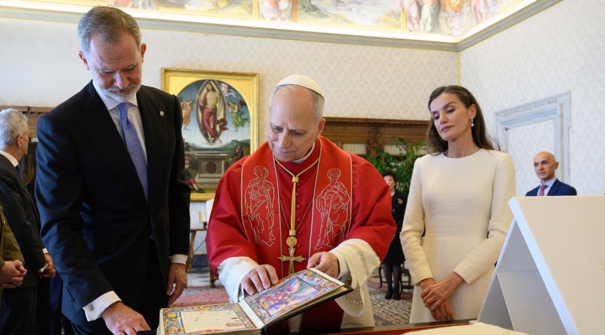 El emotivo recibimiento del Papa León XIV a los reyes Felipe VI y Letizia  en el Vaticano: privilegio de blanco, protocolo y planes de futuro