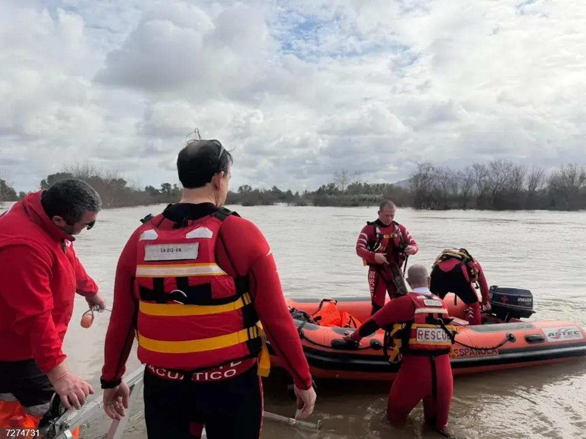 Actuación de los profesionales de Cruz Roja para rescatar al grupo.