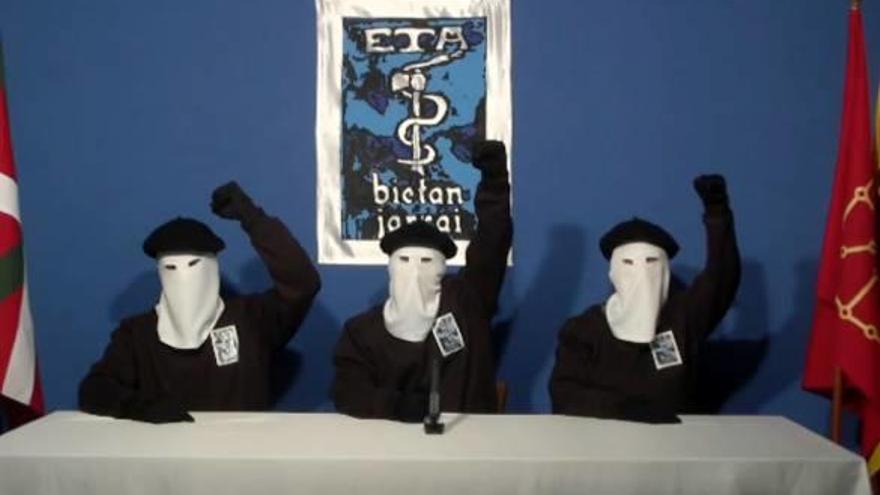 Membres de la banda ETA en l&#039;anunci del cessament definitiu de la lluita armada, el 20 d&#039;octubre del 2011