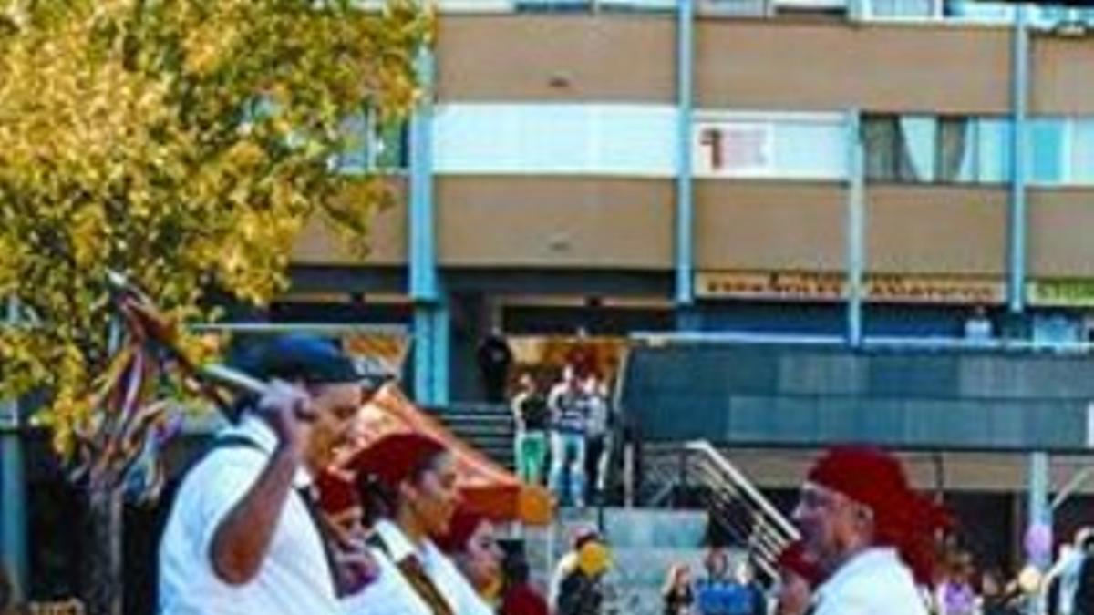 'Bastoners' en la plaza Roja de Ciutat Meridiana, el pasado octubre.