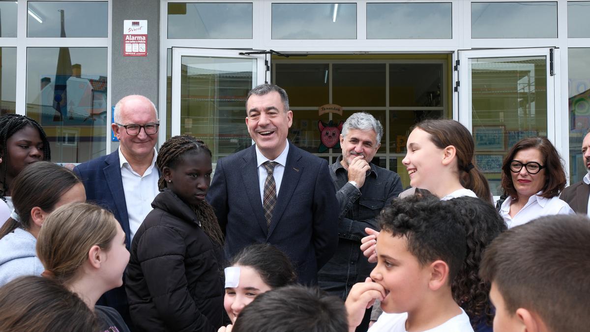 Román Rodríguez con escolares durante a visita ao CEIP Praia Xardín, de Boiro.