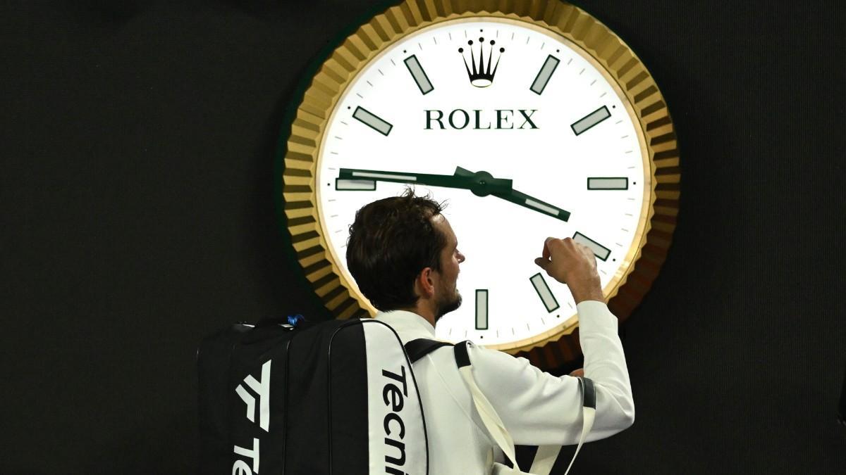 Medvedev deja su firma en el reloj oficial de la pista