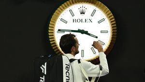 Medvedev deja su firma en el reloj oficial de la pista