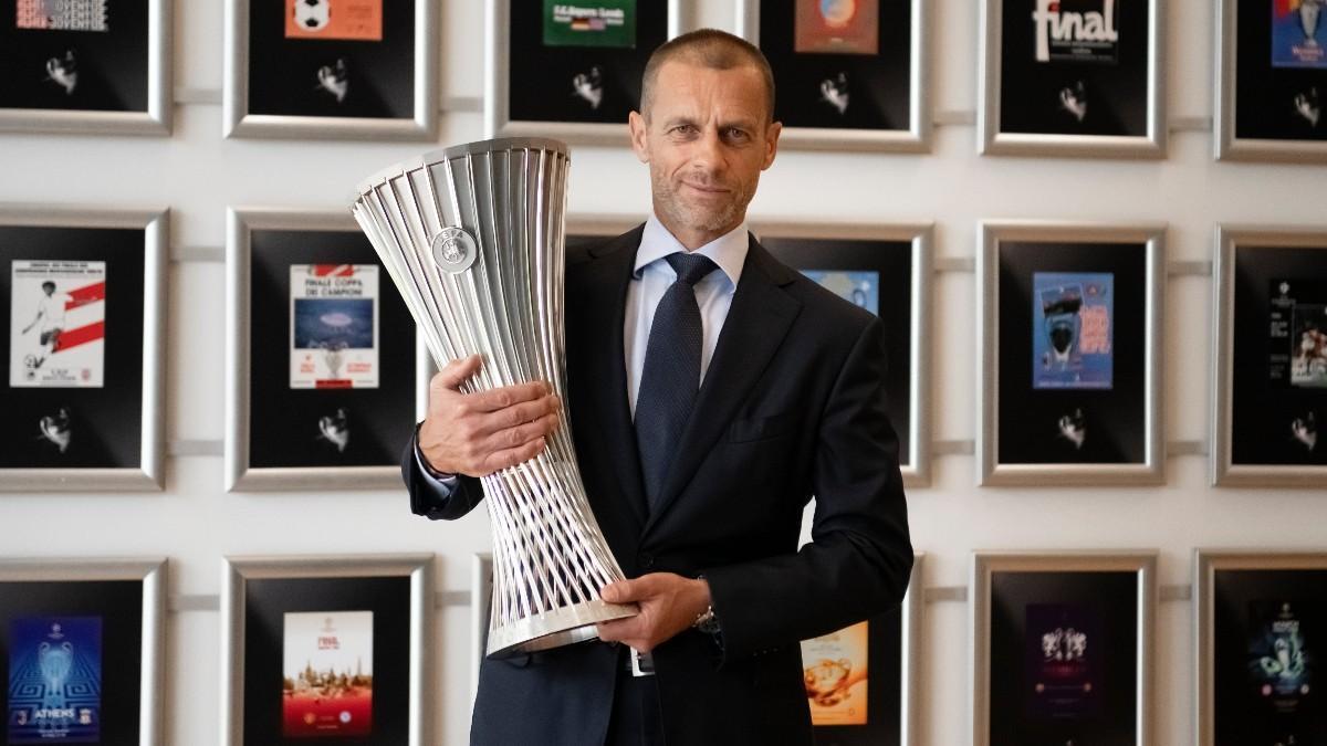 Ceferin con el trofeo de la Conference League