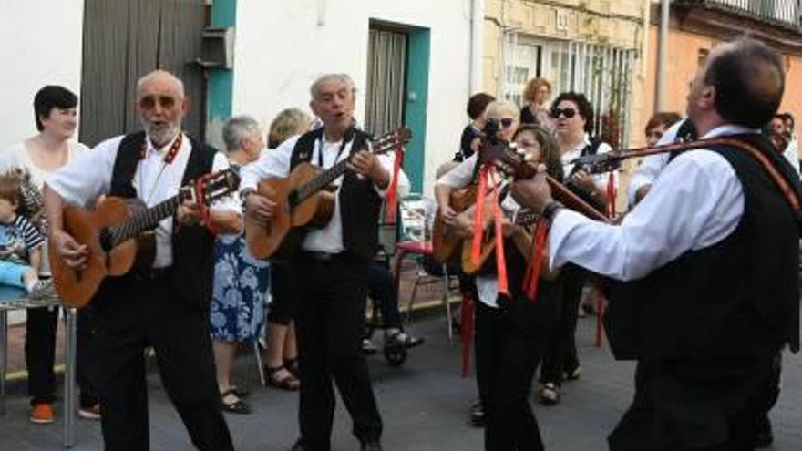 Las rondallas llenaron de música las principales calles.