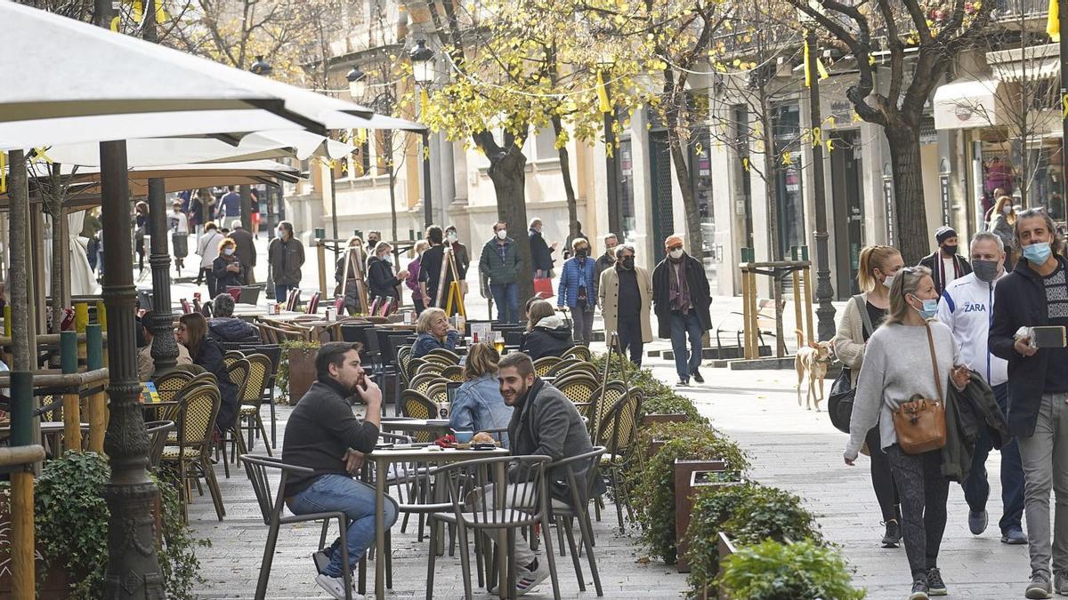 Gent passejant 
per la Rambla 
de Girona.  |  MARC MARTI