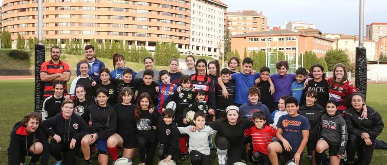 Jugadoras del equipo senior del Cowper y de la escuela, en el campo de San Lázaro de Oviedo.