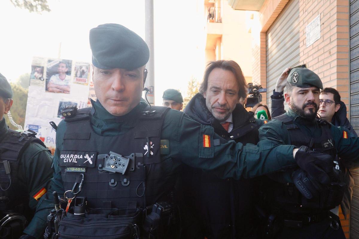 Pradas y José Manuel Cuenca salen de los juzgados de Catarroja