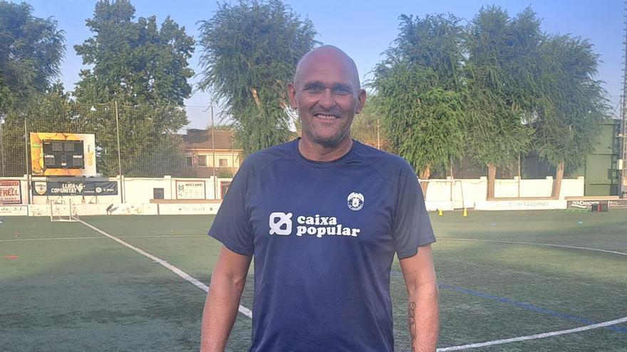 Edu Palomares, entrenador de la UE Tavernes ante la final de la Nostra Copa: "Llegamos con opciones a todo y lo que queremos es culminar lo que ya ha sido una gran temporada"