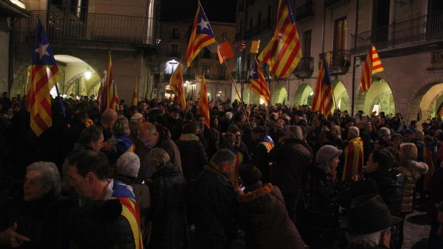 Unes 500 persones reclamen a Girona &quot;un acord&quot;