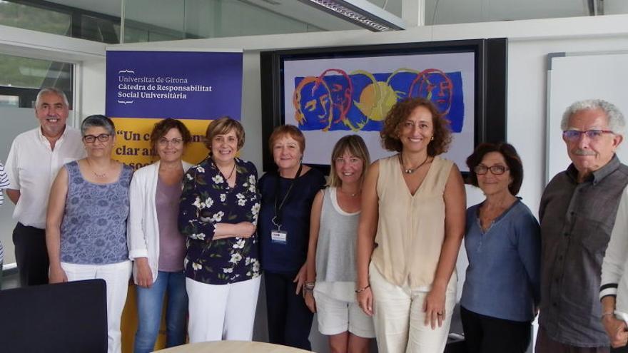 La Maria Rosa Tarradellas, al centre de la foto, amb diversos membres de la Càtedra.