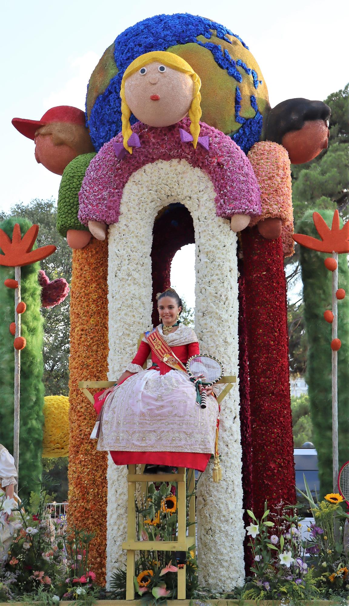 La Batalla de Flores reúne a las falleras de 2022 y 2023