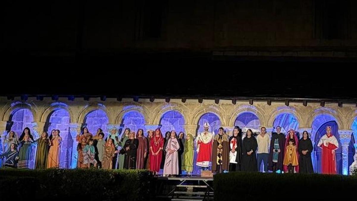 Part dels actors i actrius del 'Retaule de Sant Ermengol' en escena