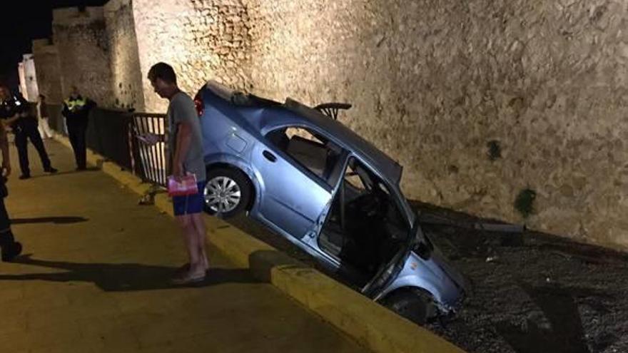 Imagen del vehículo precipitado en el foso del castillo.