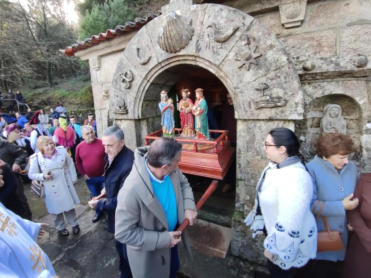 La salida de la imagen de los Reyes Magos en la procesión del 6 de enero en la capilla de Bueu, bajo el arco adornado con motivos marinos diseñados por Urbano Lugrís.