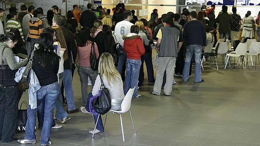 Colas para matricularse en Administración y Dirección de Empresas (ADE) en el campus coruñés. / casteleiro