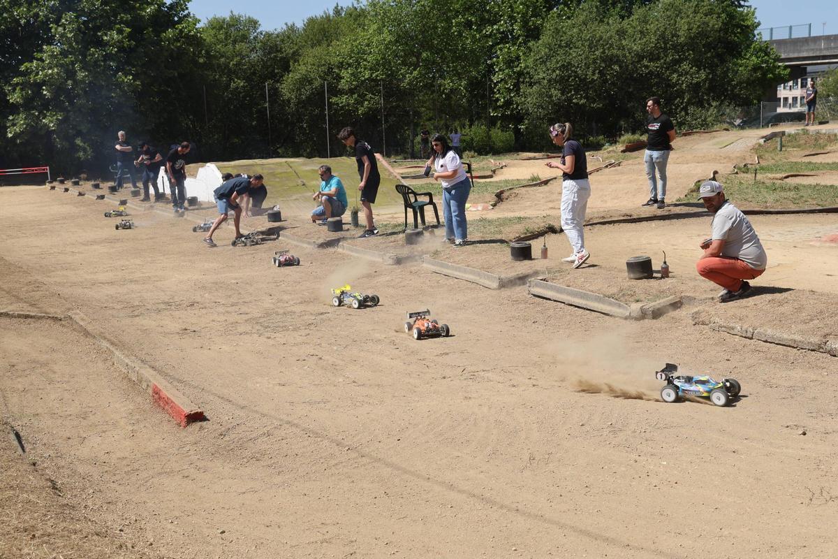 Los pilotos empleándose a pie de circuito.