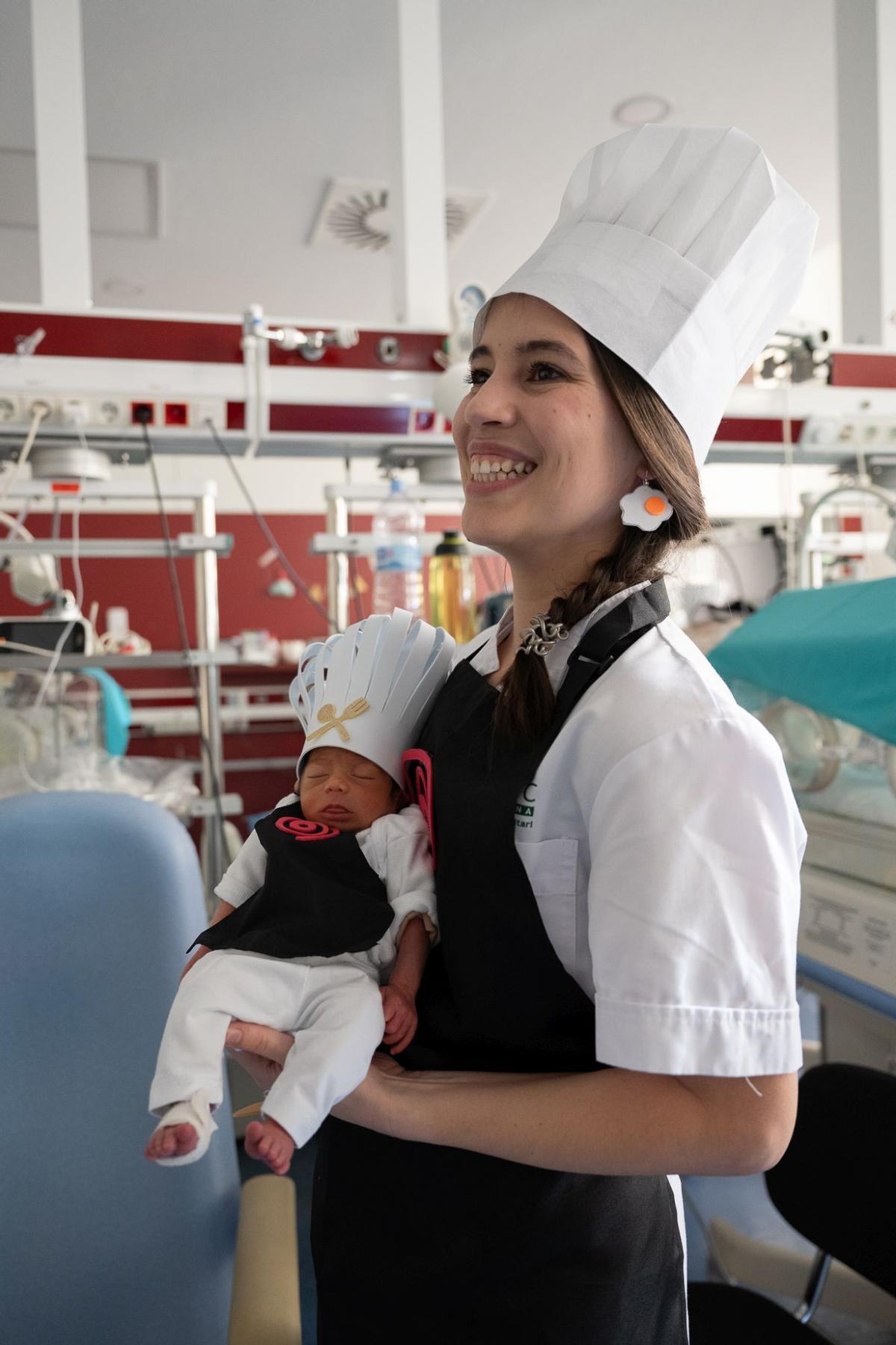 Los bebés ingresados en la UCI neonatal del Clínic se convierten en pequeños cocineros por Carnaval