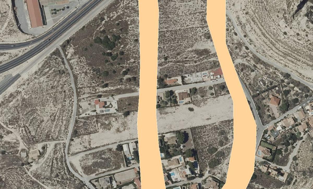 Las dos franjas naranjas marcadas en el Patricova, a ambos lados del terreno donde se prevé el camping