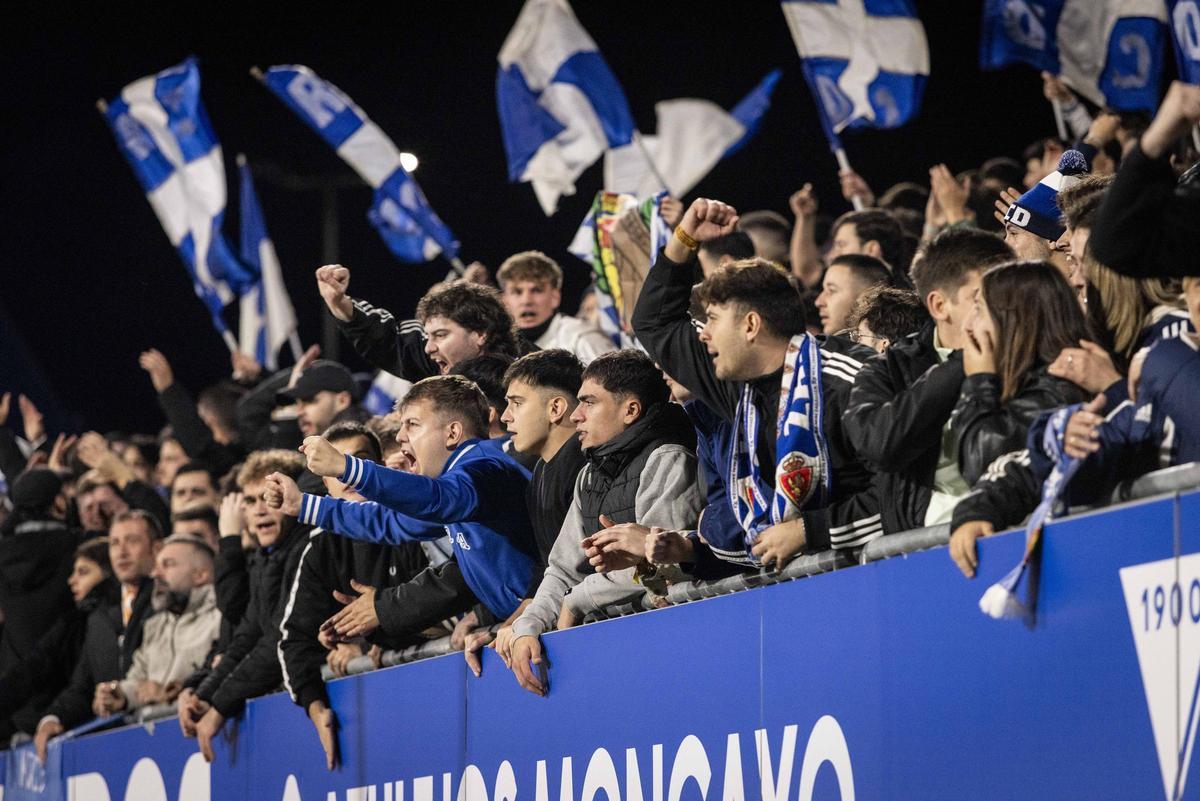 Aficionados zaragocistas animan al equipo durante el derbi de la primera vuelta ante el Huesca.