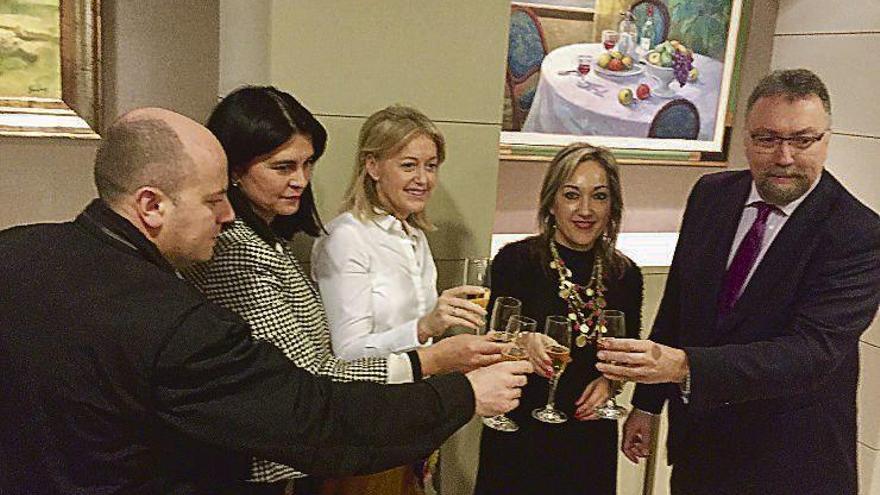 Por la izquierda, Juan Ramón Campo, Carmen Fernández, Cristina Coto, Teresa Domínguez e Isidro Martínez Oblanca, en el brindis navideño.