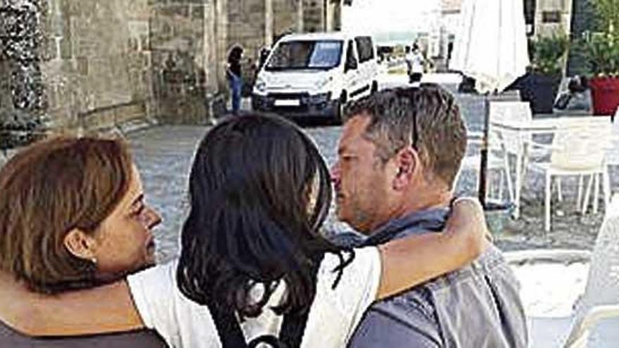Ester Prieto y Guillermo Aldir, con su hija, Kinga, en Ferrol.